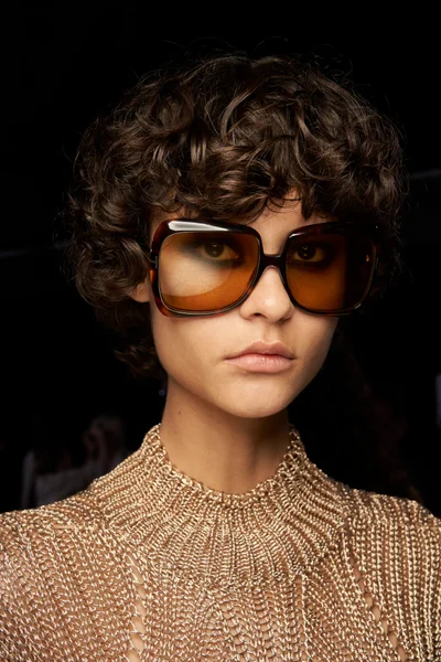 Look 10
